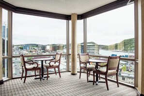 Signature Room, 1 King Bed | Lounge