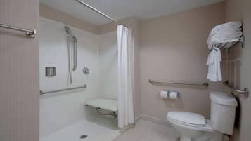 Un bagno con doccia, WC e una panca.