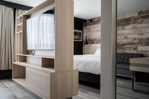 Suíte, 1 quarto, para não fumantes | Roupas de cama premium, camas com colchões pillow-top, escrivaninha
