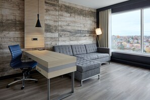 Suite, 1 soverom | Oppholdsrom | En 55-tommers LED-TV med kabel-kanaler samt Netflix og strømmetjenester