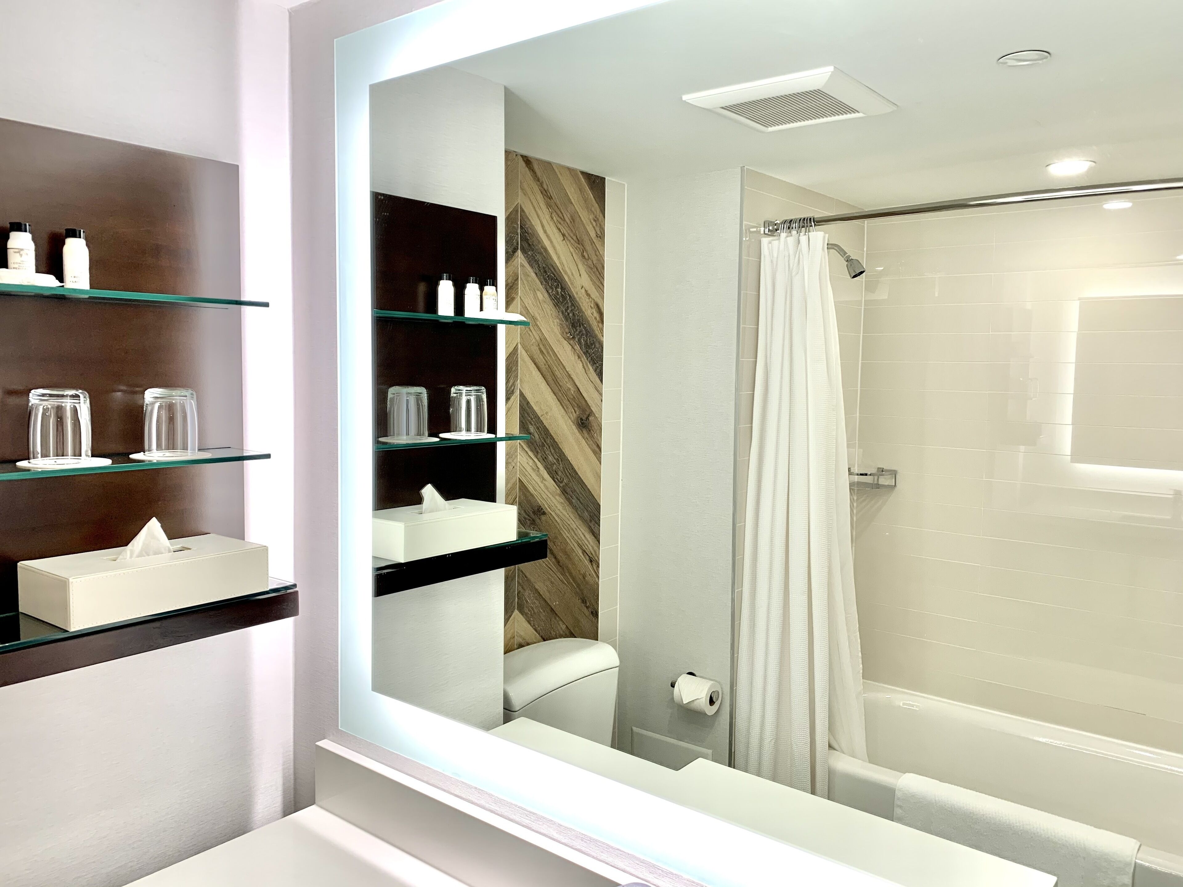 room, 2 queen beds, non smoking | bathroom | free toiletries, hair dryer, towels