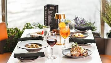 2 restaurantes, é servido café da manhã