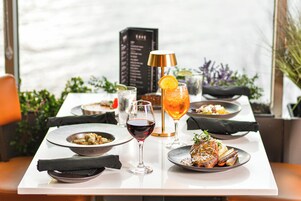 2 restaurantes, se sirve desayuno 