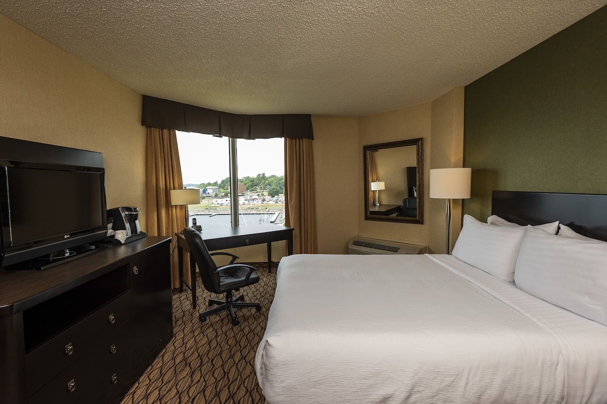 premium bedding, pillow-top beds, in-room safe, desk