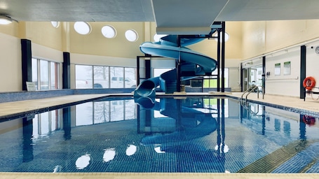 Una piscina techada. Holiday Inn Sydney - Waterfront by IHG