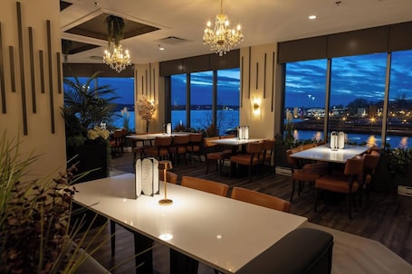 2 restaurants, breakfast served