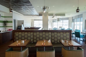 2 restaurants, breakfast served