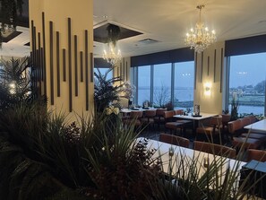2 restaurantes; se sirven desayunos 
