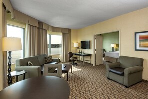 Suite, 1 kingsize-seng med sovesofa | Oppholdsområde | En 32-tommers Flatskjerm-TV med kabel-kanaler samt TV