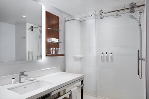 Articles de toilette griffés, séchoir à cheveux, serviettes fournies