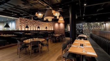 Phục vụ bữa trưa và bữa tối, món địa phương và quốc tế