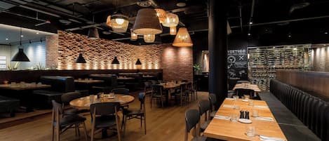 Serveert lunch en diner, lokale en internationale gerechten