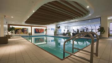 Indoor pool, sun loungers