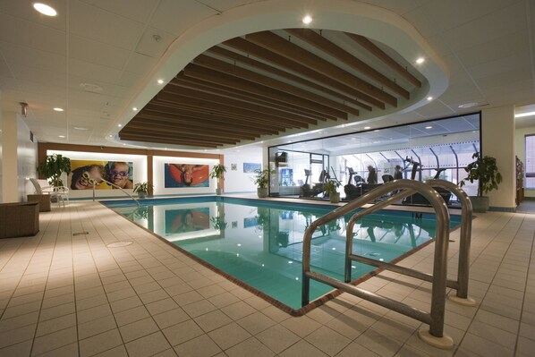 Indoor pool, sun loungers