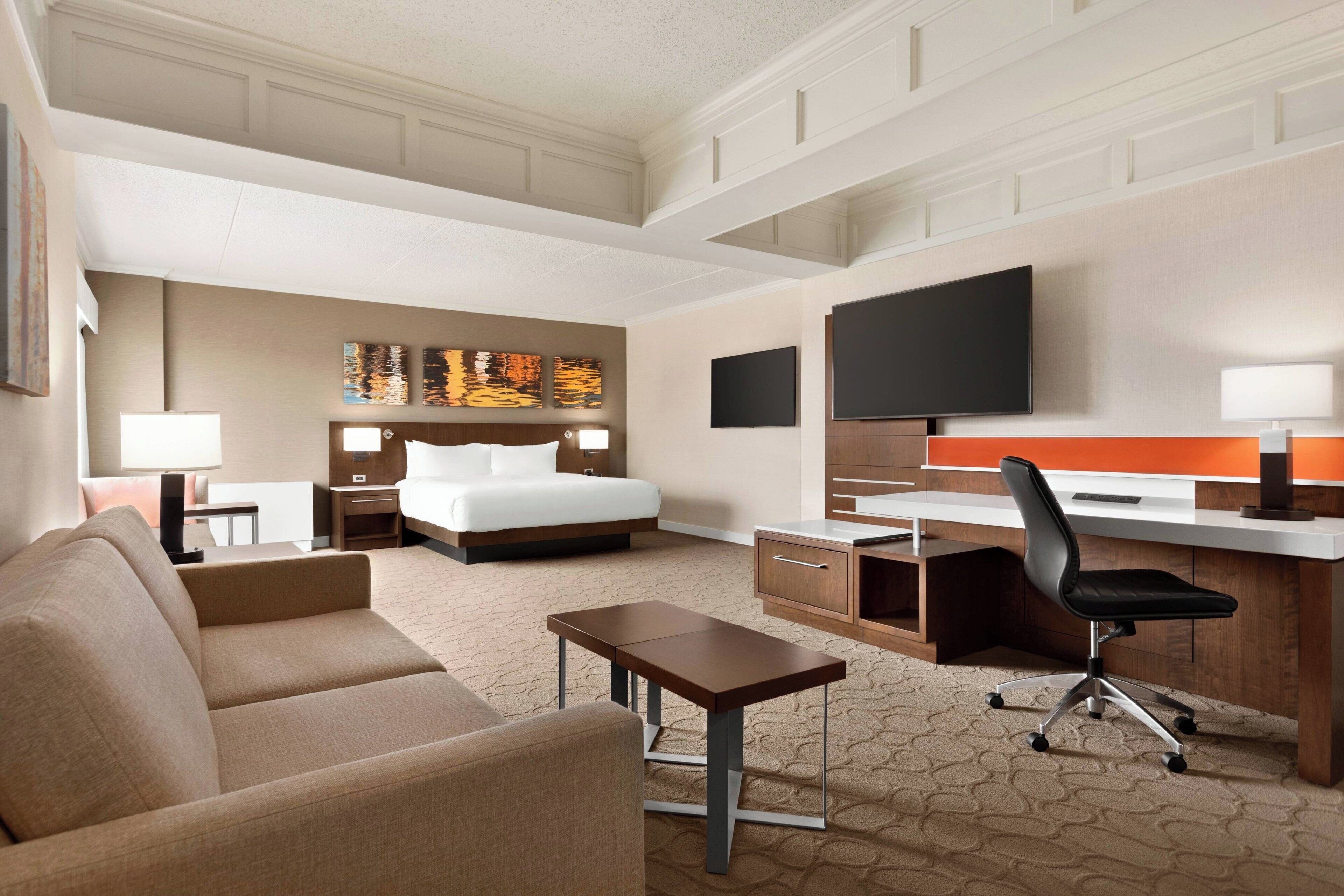 مكتب ومساحة عمل للكمبيوتر المحمول وستائر تعتيم ومكواة/لوح كي