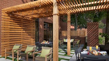 Breakfast, lunch, dinner served; international cuisine