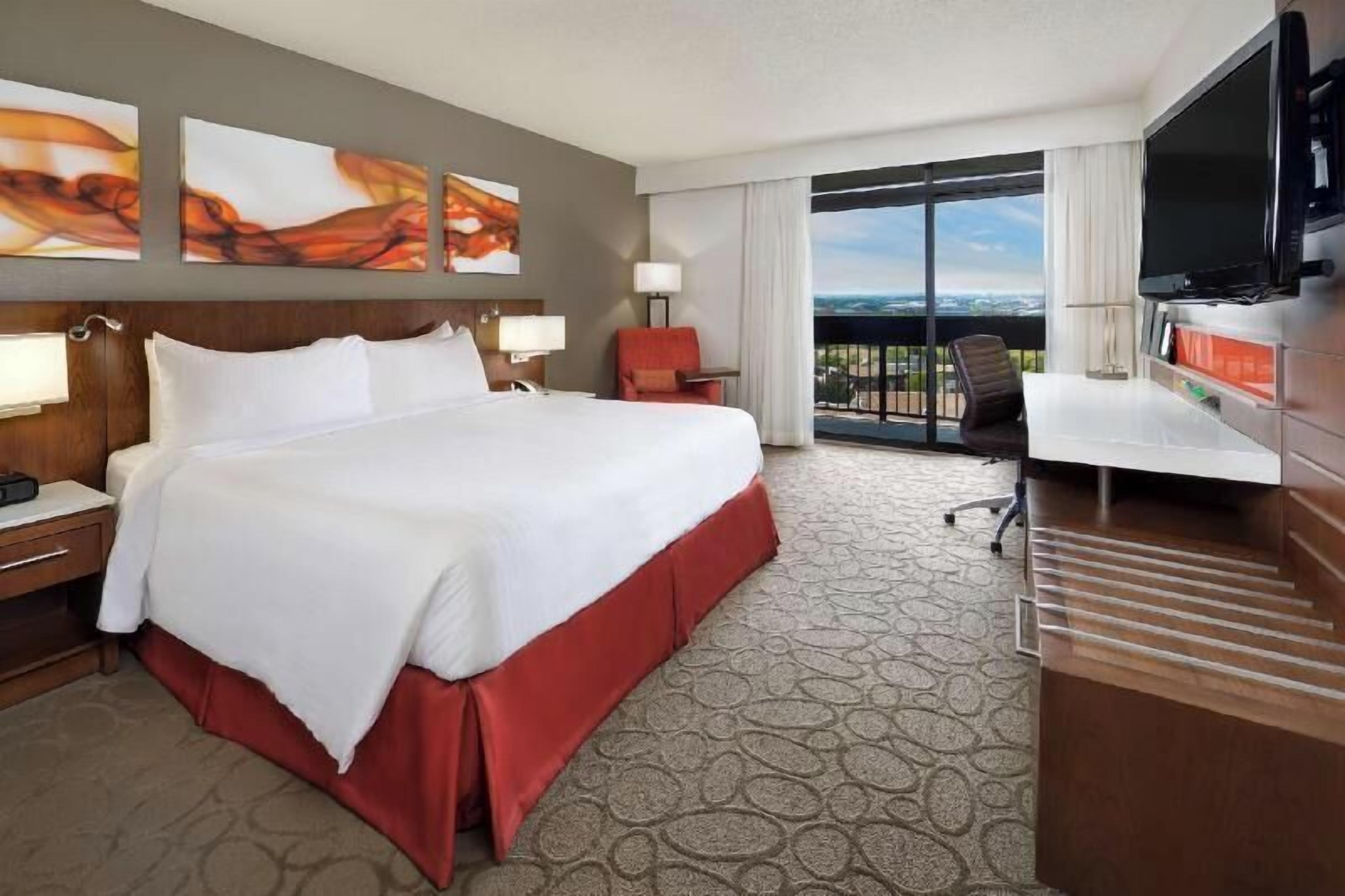 Pillowtop beds, in-room safe, desk, laptop workspace