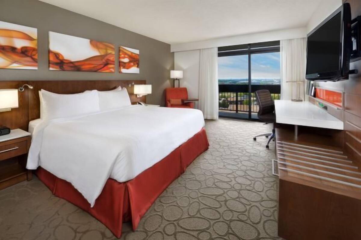 Pillowtop beds, in-room safe, desk, laptop workspace