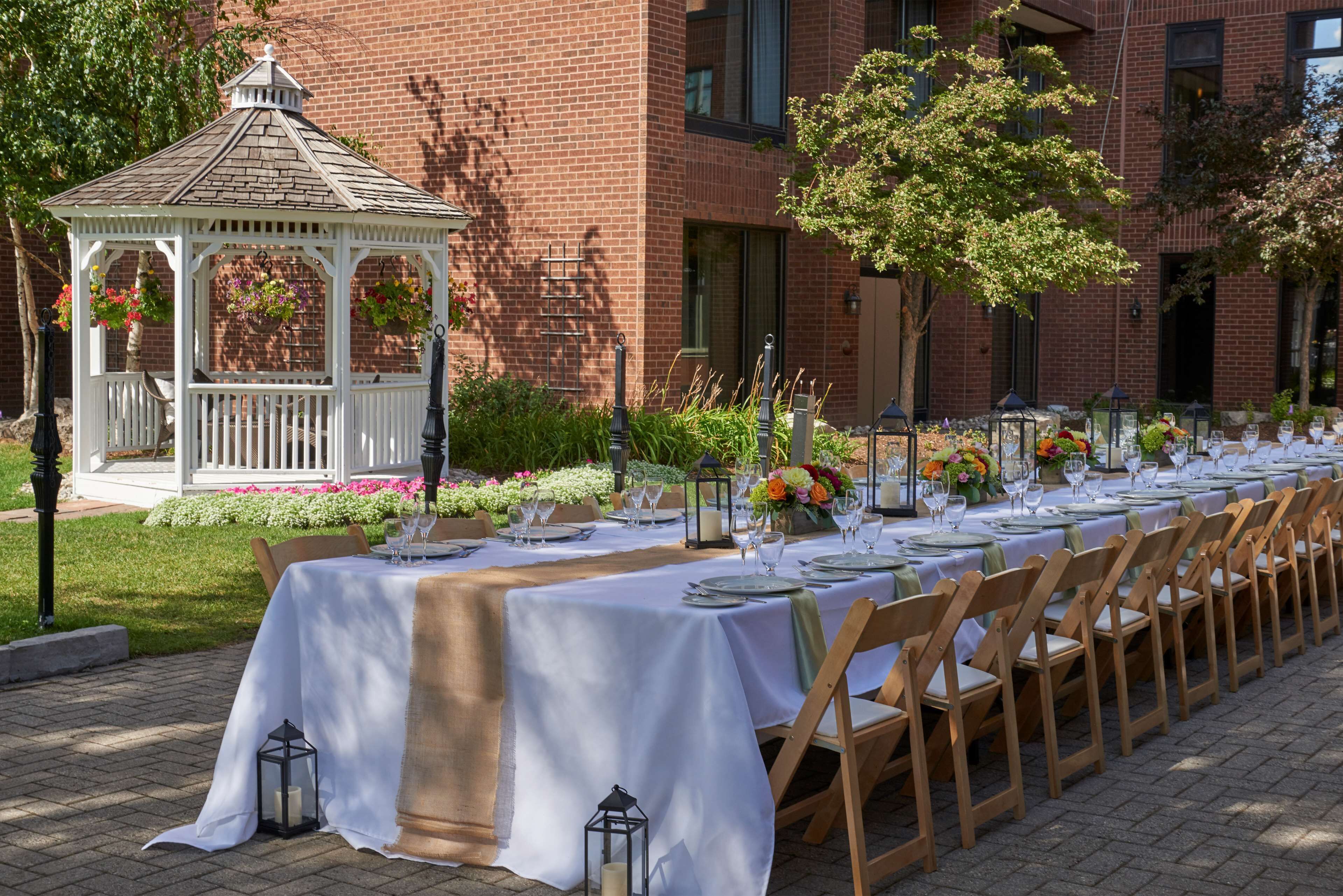 breakfast, lunch, dinner served; international cuisine