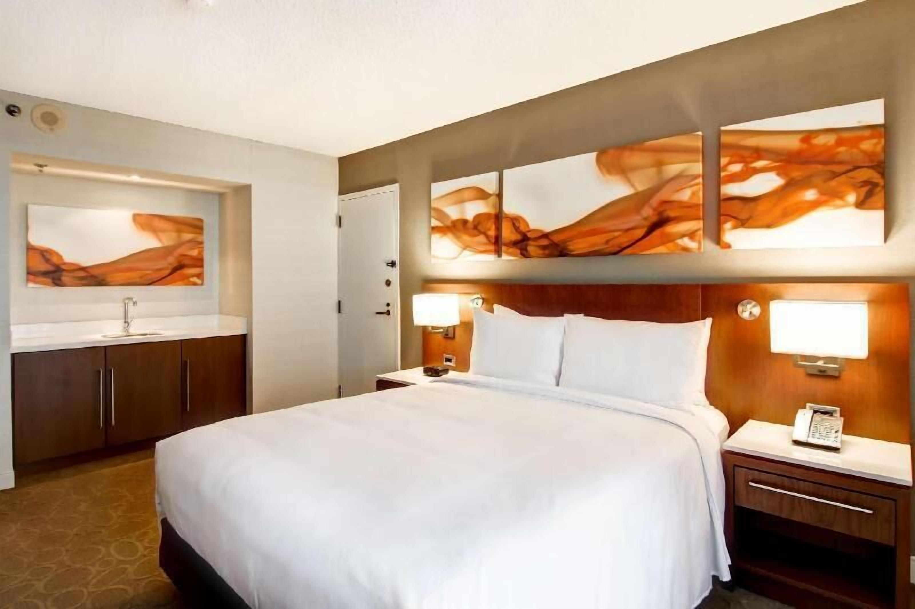 Pillowtop beds, in-room safe, desk, laptop workspace