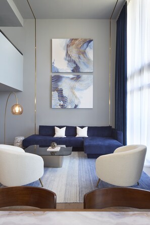 Suite – signature, 1 kingsize-seng, ikke-røyk | Oppholdsområde | En 32-tommers LCD-TV med kabel-kanaler samt TV og filmkjøp