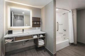 Deluxe Room, 2 Queen Beds, Non Smoking | Bathroom | Combined shower/tub, free toiletries, hair dryer, bathrobes - Hilton Garden Inn Ottawa Downtown (Ottawa)