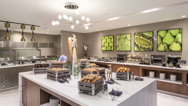 Un bar à petit-déjeuner moderne, proposant une variété d’aliments et agrémenté d’un élément décoratif central.