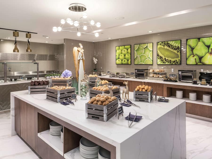 Daily full breakfast (CAD 20.95 per person)