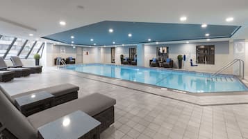 Inomhuspool och solstolar