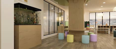 Un interior moderno con un mostrador de recepción de madera, un acuario y taburetes coloridos.