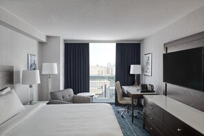 Executive Room, 1 King Bed | Hypo-allergenic bedding, pillow-top beds, in-room safe, desk