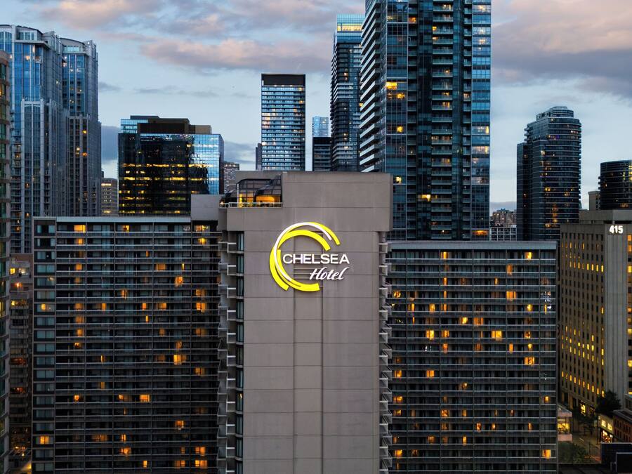 Un paisaje urbano donde destaca el Hotel Chelsea con un logotipo distintivo.