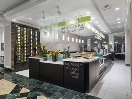 2 restaurantes, se sirve desayuno 