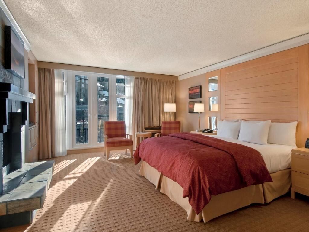 Premium bedding, down comforters, in-room safe, desk