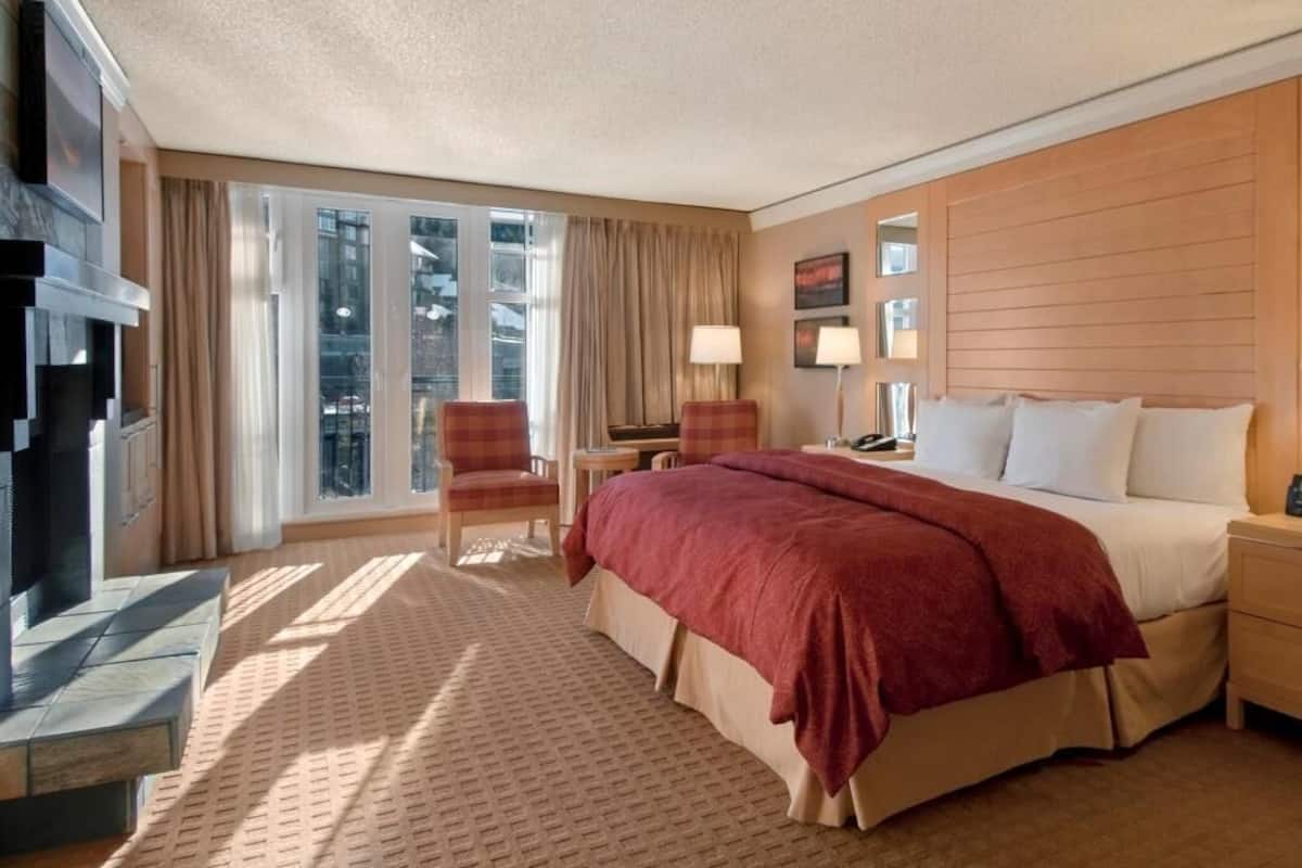 Premium bedding, down comforters, in-room safe, desk