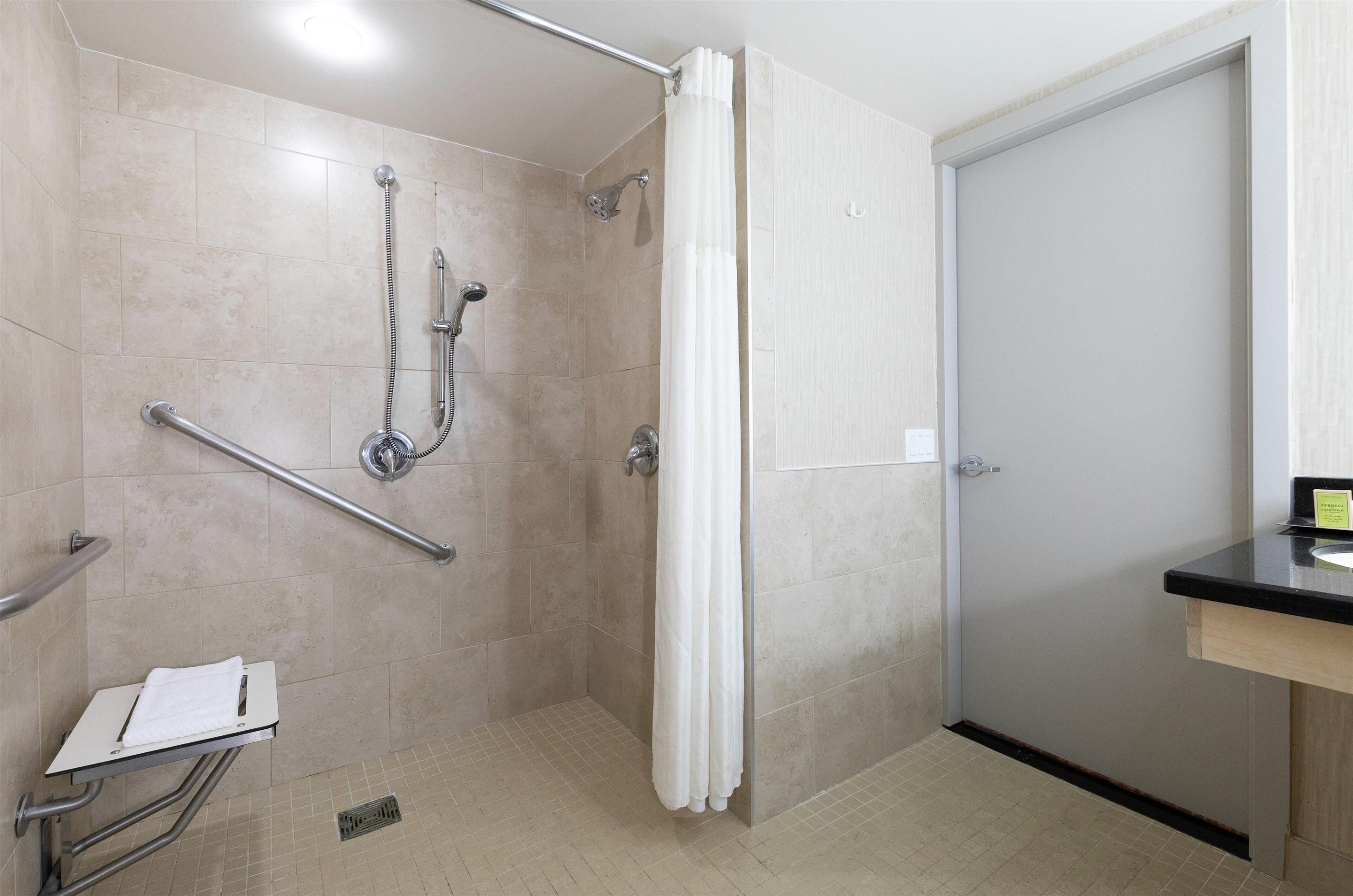 Hilton, Quarto, 2 camas de casal, acessível | Banheiro | Chuveiro/banheira combinados, produtos de toalete de grife