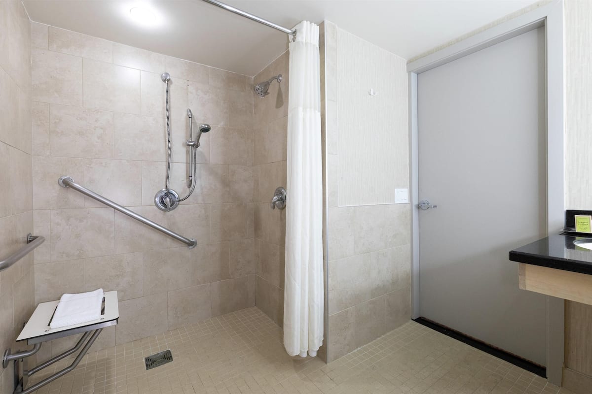 Hilton, Quarto, 2 camas de casal, acessível | Banheiro | Chuveiro/banheira combinados, produtos de toalete de grife