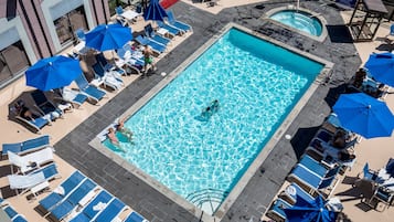 AuĂenpool, geöffnet von 08:00 Uhr bis 22:00 Uhr, Sonnenschirme