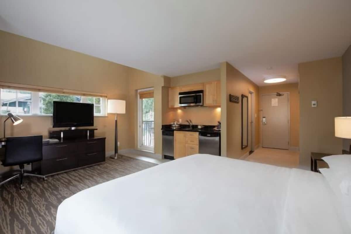 Premium bedding, down comforters, in-room safe, desk