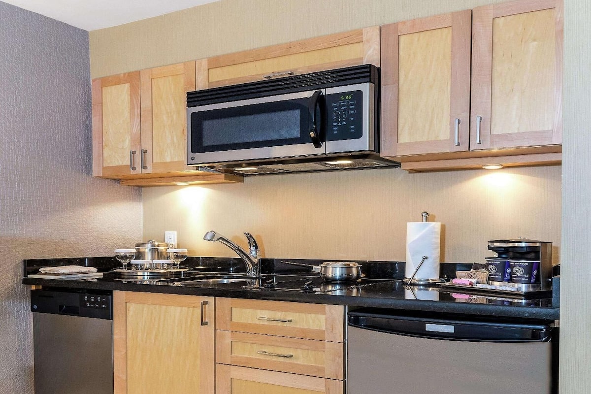 Fridge, coffee/tea maker, high chair