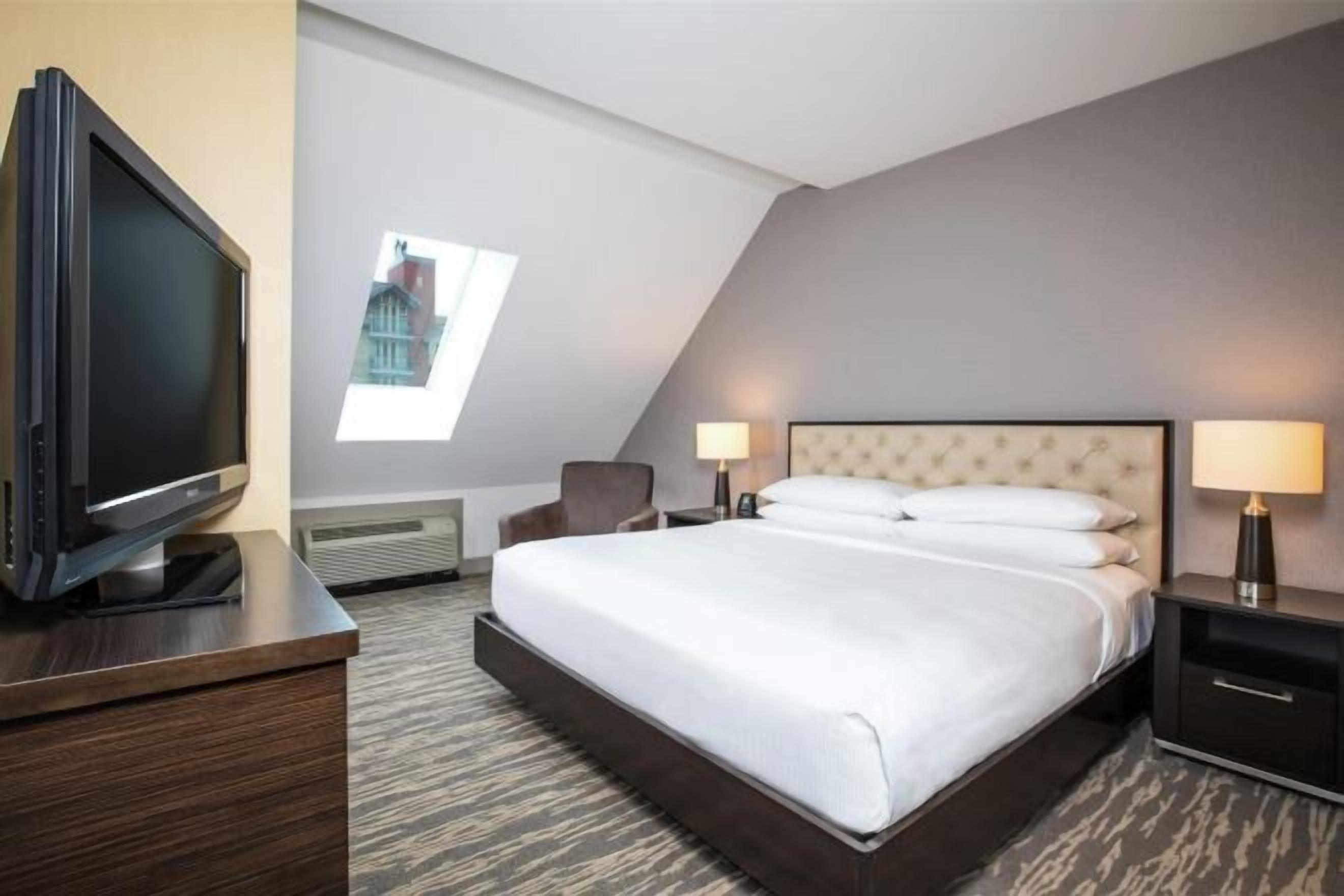 高級寢具、羽絨被、客房內保險箱、書桌