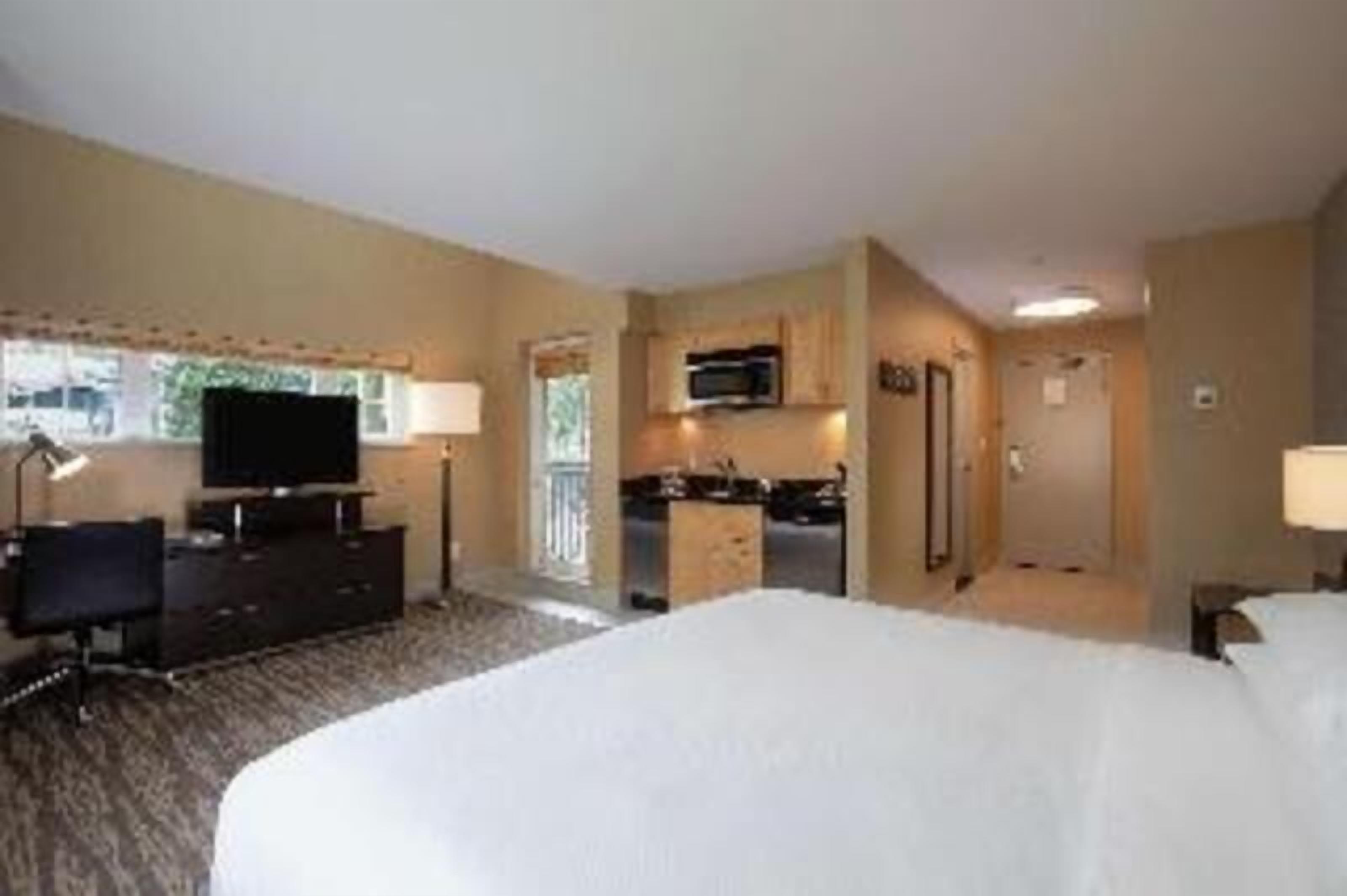 Premium bedding, down duvets, in-room safe, desk