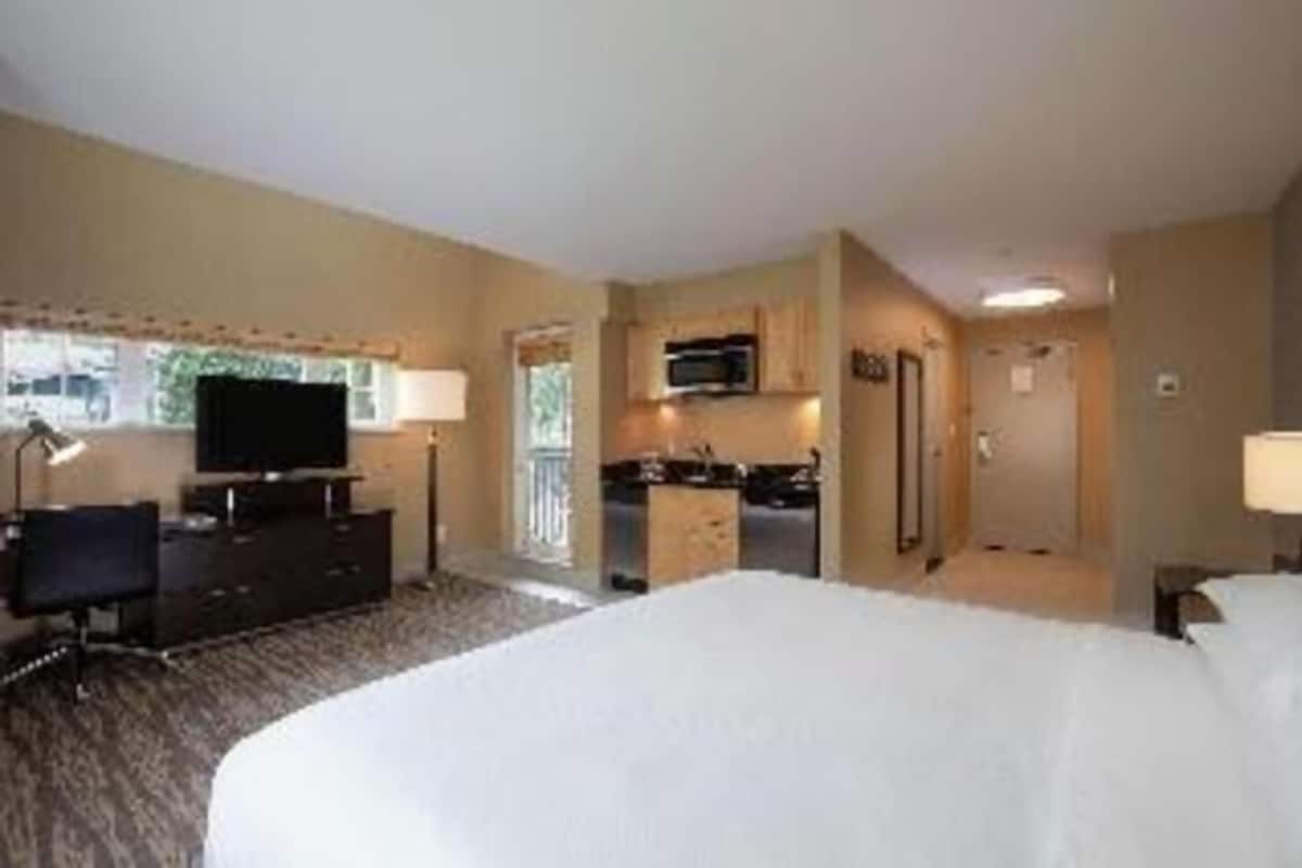 Premium bedding, down duvets, in-room safe, desk