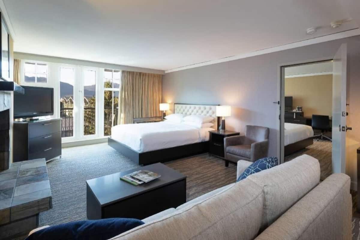 Premium bedding, down comforters, in-room safe, desk