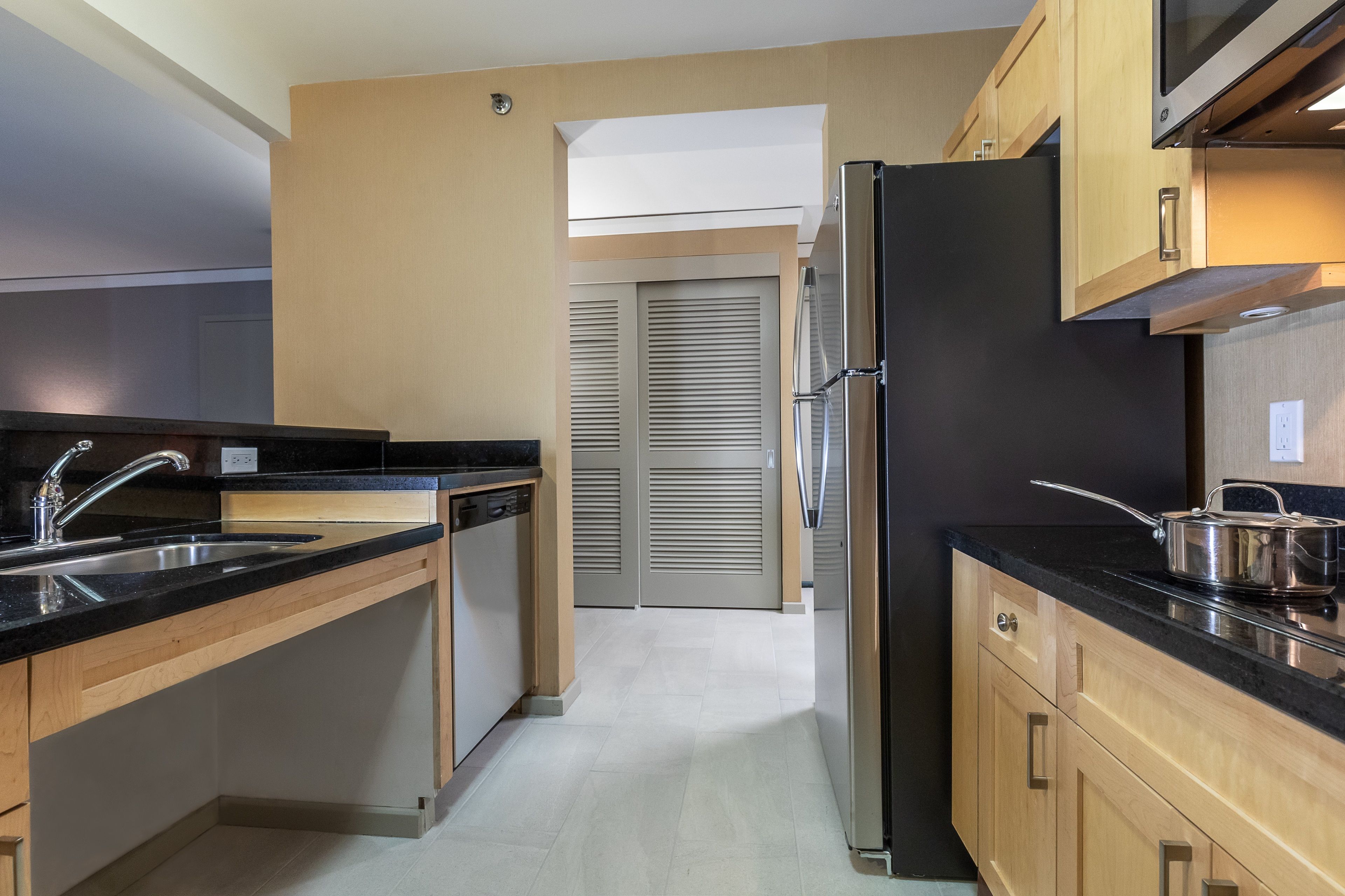 Estúdio premier, 1 cama King e sofá-cama, acessível | Cozinha privada | Geladeira, cafeteira/chaleira, cadeirão de bebê