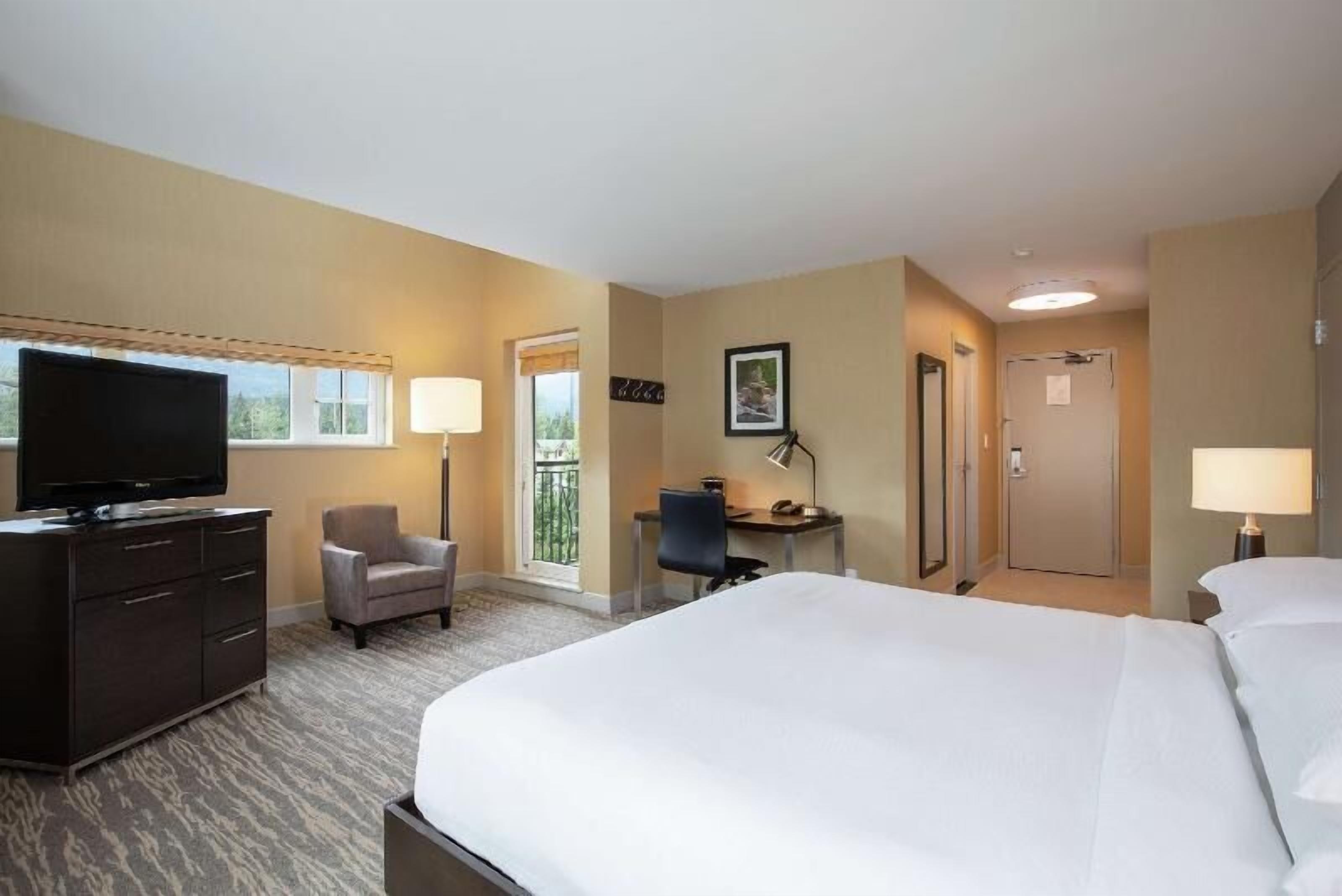 Premium bedding, down comforters, in-room safe, desk