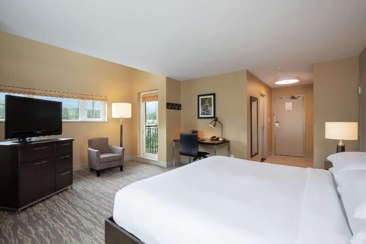 Premium bedding, down comforters, in-room safe, desk