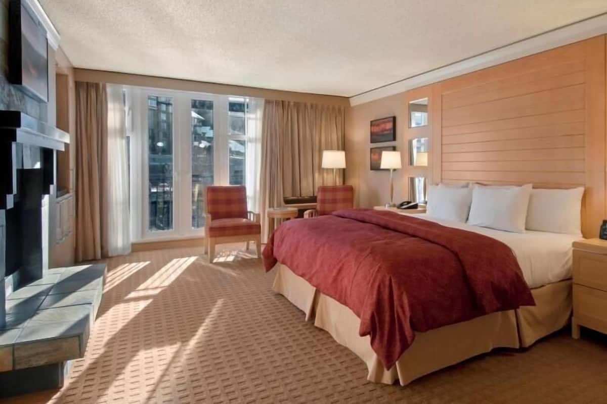 Premium bedding, down duvets, in-room safe, desk