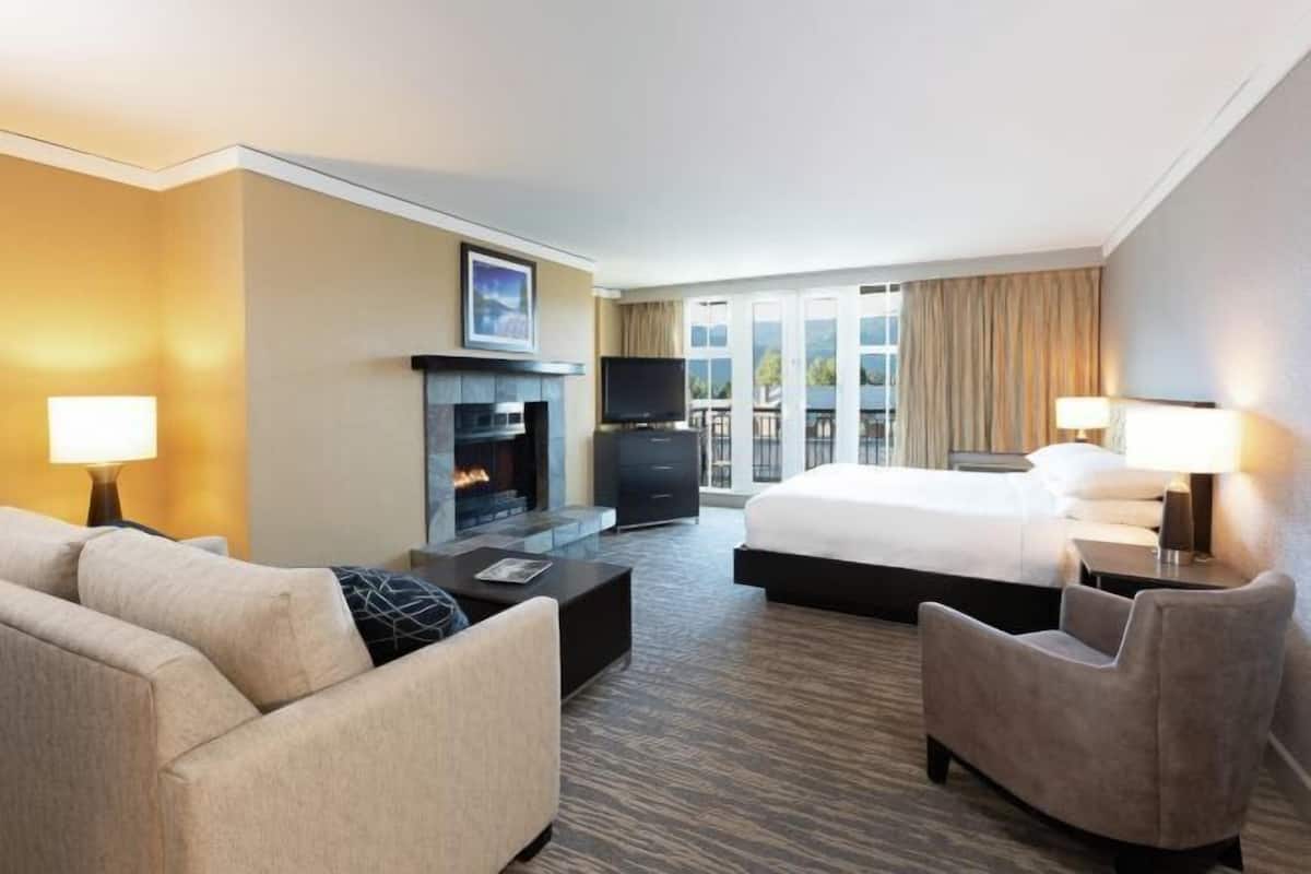 Premium bedding, down comforters, in-room safe, desk