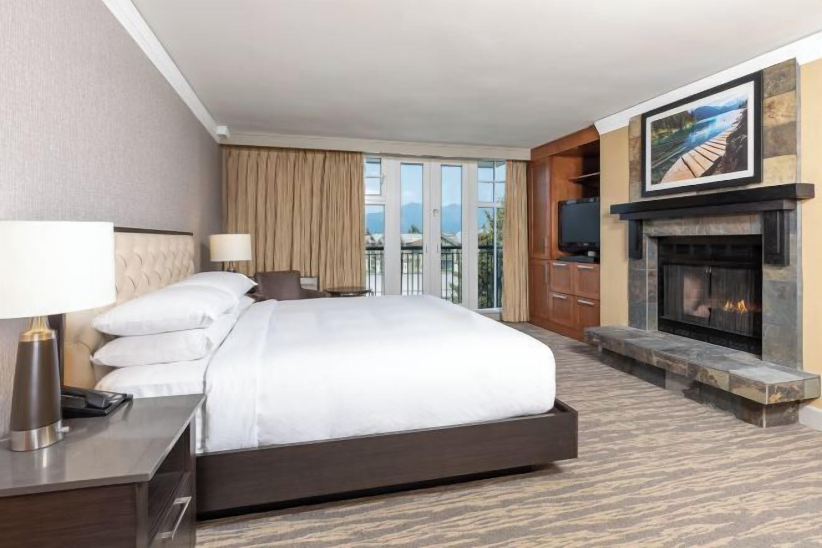 高級寢具、羽絨被、客房內保險箱、書桌